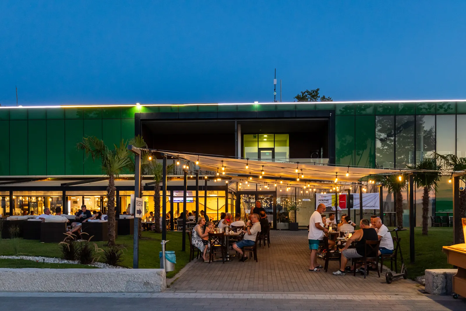 A BL Yacht Club kivilágított épülete Balatonlellén — a The Balance Weekend helyszíne
