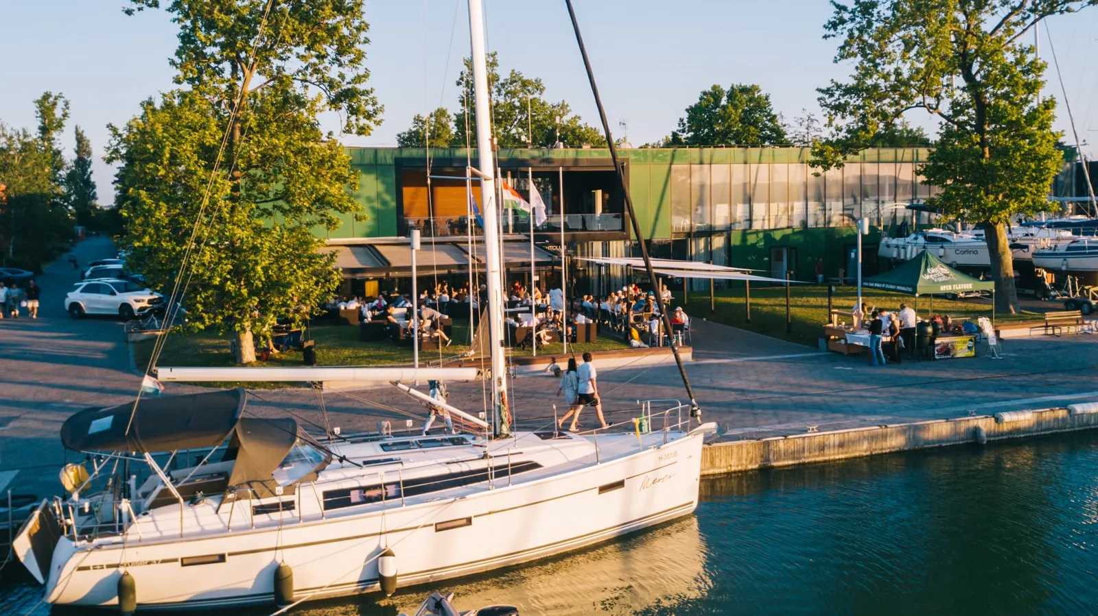 A BL Yacht Club épülete és a vitorláskikötő a Balaton partján